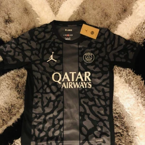 Paris Saint-germain - Hej, säljer min tröja eftersom jag behöver pengarna. Aldrig använt !