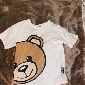 Monshcino t shirt - Tvär go och fett tisha ganska använd men ändå bra sick 7/10