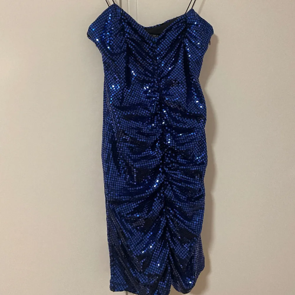 Blå glittrig klänning från zara🩵 aldrig använd, prislappen kvar. Strl s, nypris 399kr🕺. Klänningar.