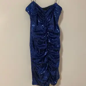 Blå glittrig klänning från zara🩵 aldrig använd, prislappen kvar. Strl s, nypris 399kr🕺