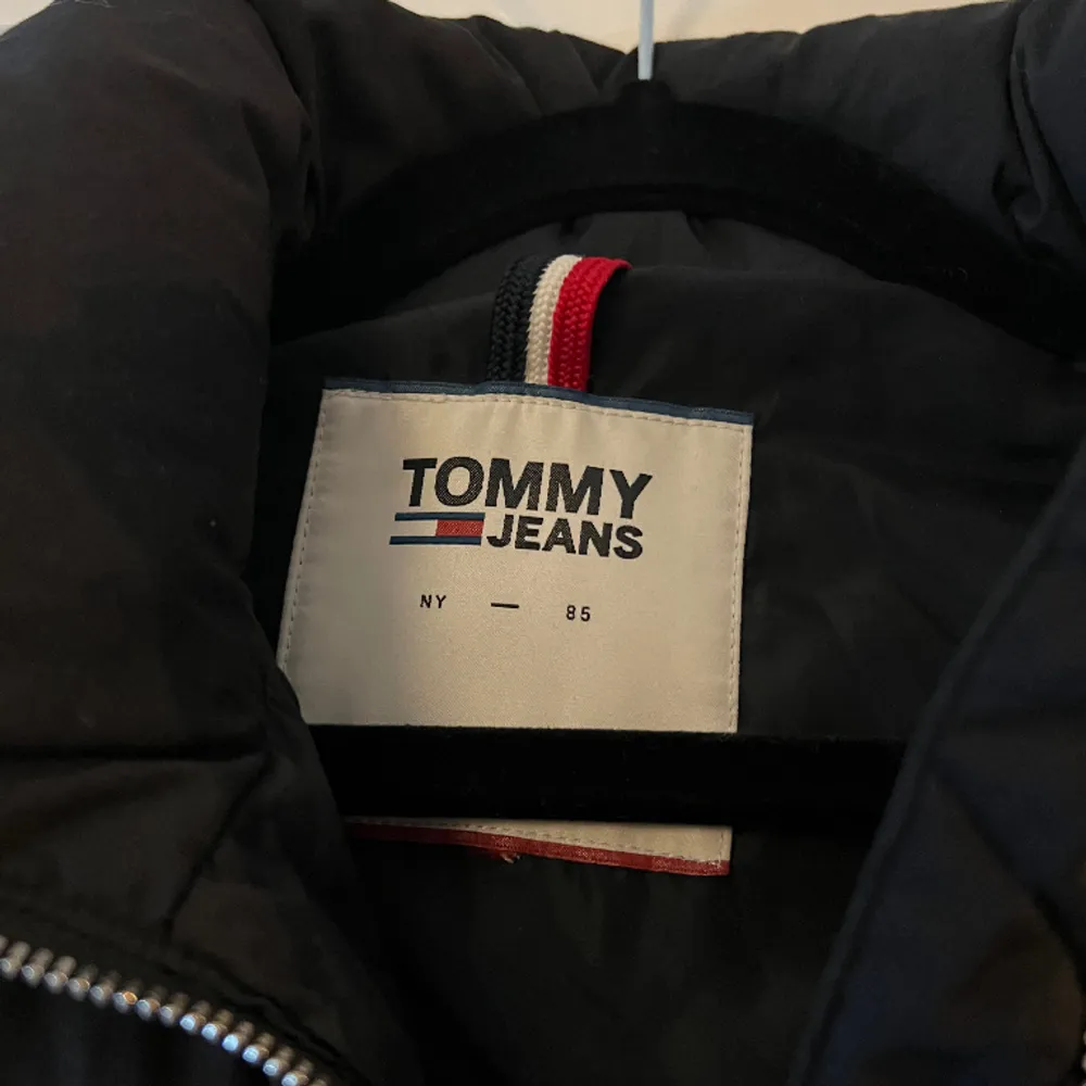 Vinterjacka från Tommy, knappt använd lapp med storlek finns ej på jackan.. Jackor.