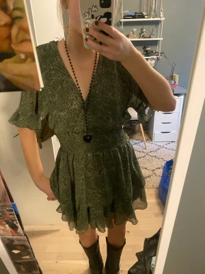 Klänning - Supersöt klänning med volanger! Aldrig använd, med lappar kvar🥰🥰