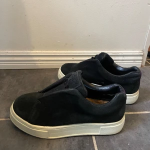 Eytys Doja storlek 37 - Är i använt skick men ser fortfarnde väldigt fina ut. Storlek 37 men skulle säga att de även passar en 38! 🤩  Ansvarar inte över postens slarv! 