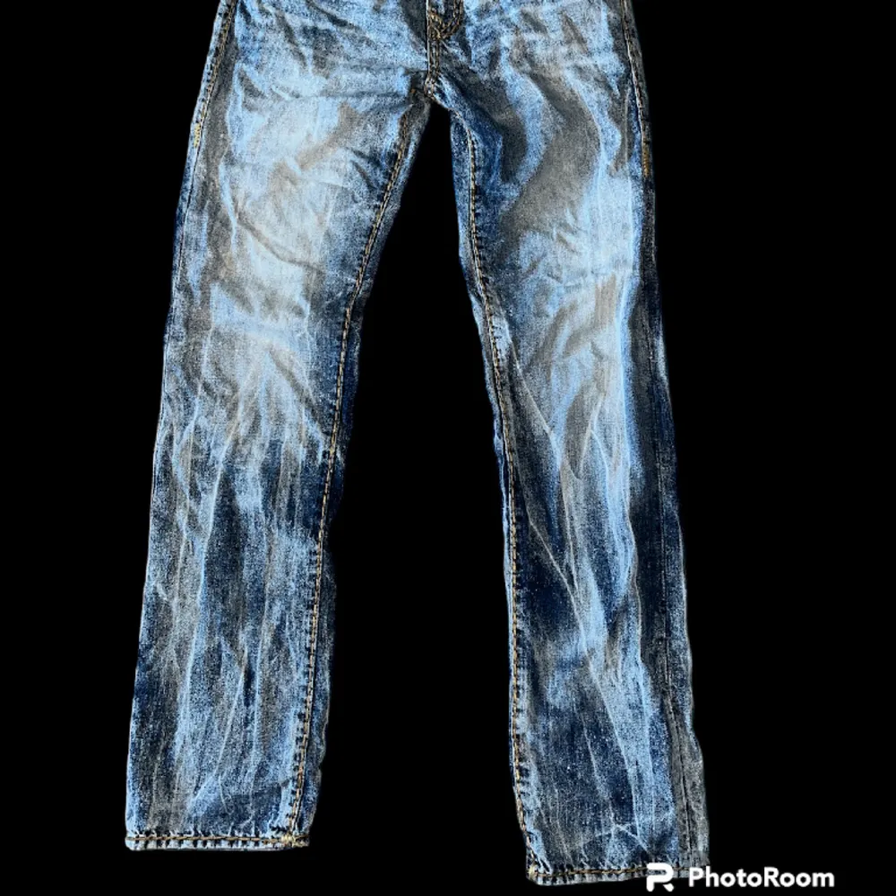 True Religion  - Exclusive  - Super T Stitch  -  Storlek 30  - Mycket bra kondition. Jeans & Byxor.