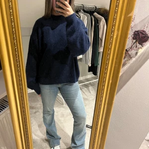 Stickad tröja  - Marinblå nästintill oanvänd stickad tröja från Hm! Är i värdigt fint skick. Säljer då jag aldrig använder den. Tror inte den säljs längre