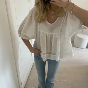 Vit blus - Säljer denna jättesnygga vita blusen!🤩 Lånade bilder, skriv för egna bilder eller andra frågor🫶🏼aldrig använd, prislapp sitter kvar. Skriv också gärna ett bud privat vid intresse🙌🏻 Högsta bud: 270kr Att aktivera budgivning på annonsen går tyvärr inte