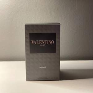 Nästan oanvänd valentino uomo Intense. En parfym som kan användas året runt både på kväll som dag och skola / jobb som dejt. Kolla sista bilden för att se hur mycket som är kvar. Hör av dig om du är intresserad och lägg ett bud! 