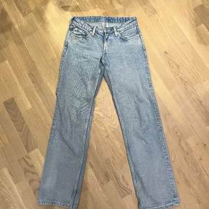 Snygga ljusblåa jeans från weekday i Arrow modellen, blivit för litet för mig 💕