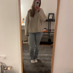 Jeans  - Säljer mina zara jeans som är midwaist, ljusblåa och supersnygga och inte säljs längre! Storlek 34 och passar någon som är xs! 