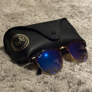 Ray-Ban Clubmaster solglasögon. - Säljer ett par clubmasters från Ray-Ban, med skölpadsfärgade bågar. Både fodral och putsduk ingår! Skick 9/10, använda ett fåtal gånger.  Säljer pga dem inte kommer till användning!