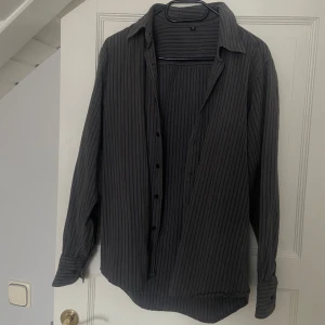 Grunge kritstrecksrandig skjorta - Köpt på second hand, lite sliten på insidan (2:a bilden), stl M