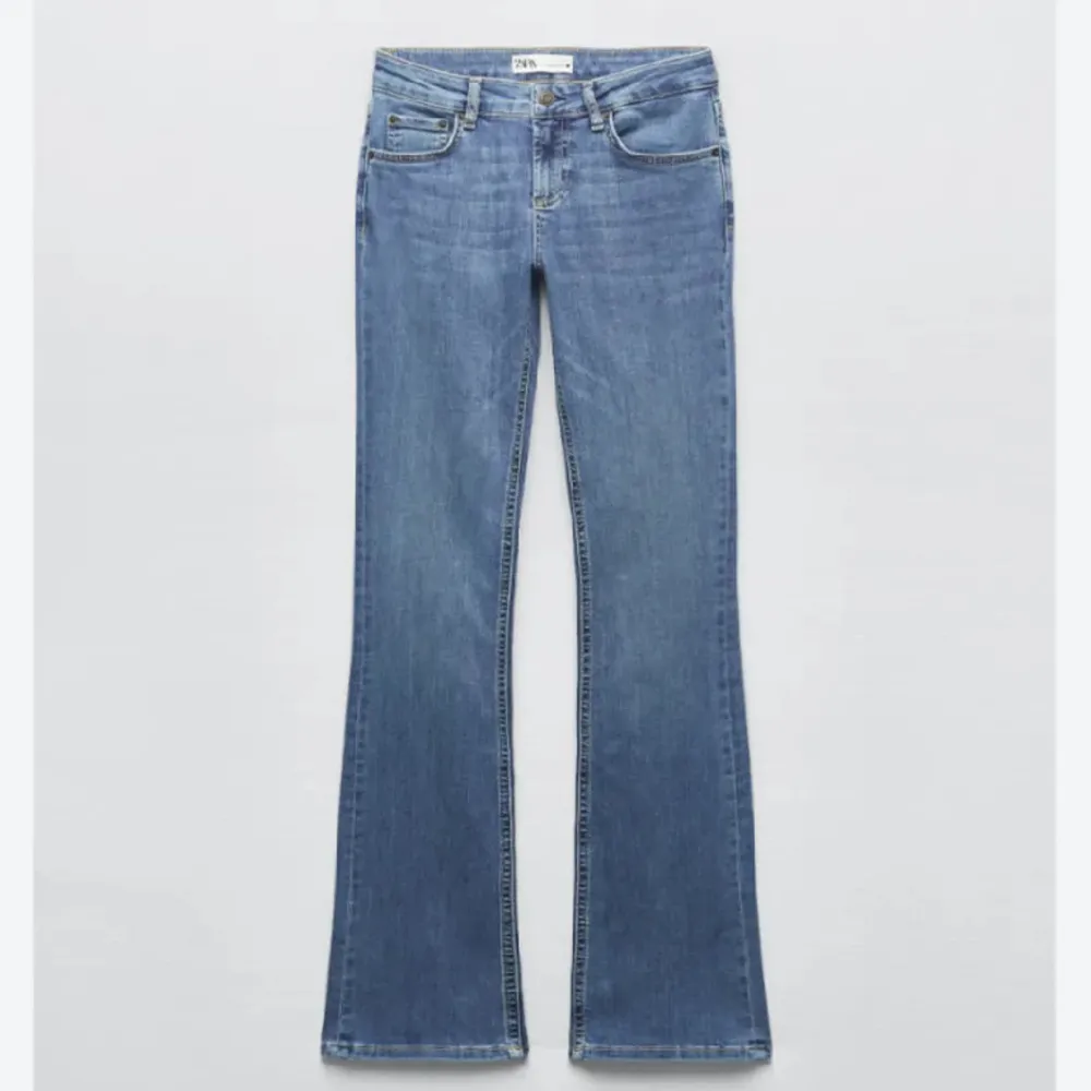 Blåa zara jeans i 32, skriv privat för egna bilder Köparen står för frakten. 💕( obs priset beror på att de har ett litet hål i skrevet som jag har sytt igen ) 💕. Jeans & Byxor.