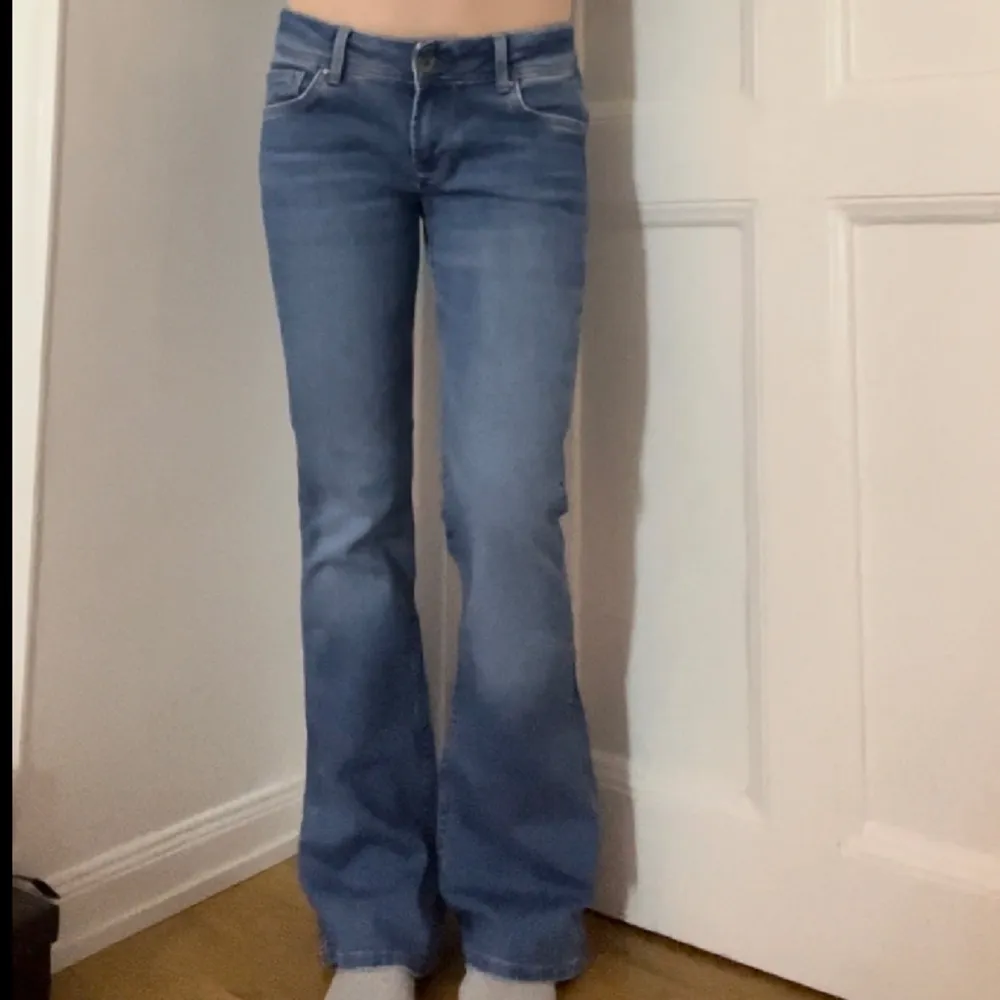 Mid-wasted jeans från pepe jeans. Nyskick, helt oanvända💕 Jag är 166cm lång!. Jeans & Byxor.