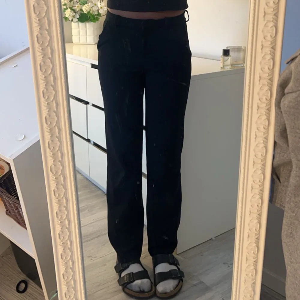 Jätte fina svarta kostymbyxor från Vero Moda som är långa jag är 172cm💕. Jeans & Byxor.