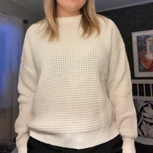 Stickad tröja från NA-KD - Vit våffelstickad tröja från NA-KD! Aldrig använd!🩷