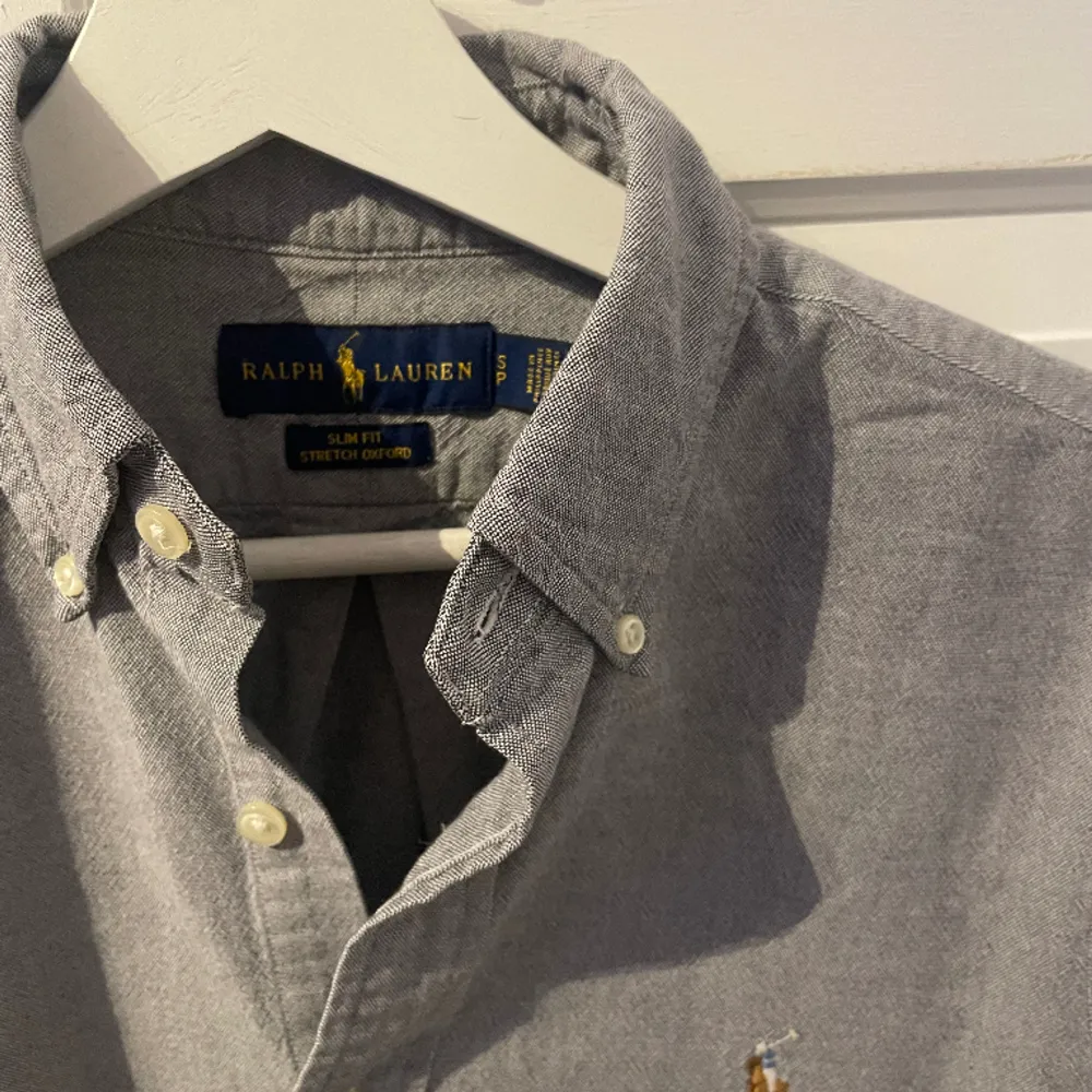 En snygg skjorta från ralph lauren. Köpes nyligen men används inte så mycket som förväntat.✨ Inga defekter.  Köptes på Nk i Stockholm🤝. Skjortor.
