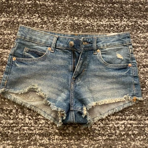 Jeansshorts - Ett par lågmidjade jeansshorts i nyskick! Passar även 34/xs! Hör av dig om du undrar något!🤗