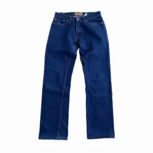Ett par mörkblå jeans ifrån rogawear denim company i storlek 36. Köpt på secondhand men i gott skick⭐️⭐️straightleg.