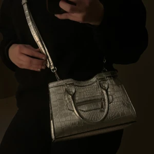 Silvrig väska - Superfin väska från Aldo Paris. Nyskick 🥰