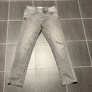 Jack & Jones jeans - Jag tänkte sälja mina Jack & Jones jeans eftersom dem har blivit för små  Dem är i 8/10 skick inga skador Modellen på jeansen heter tapered/Mike dem sitter som ett par slim jeans Nypris 600kr