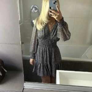 Klänning - En jätte fin klänning från zara som passar på sommaren men är också fin på vintern eller hösten med ett par strumpbyxor under. 