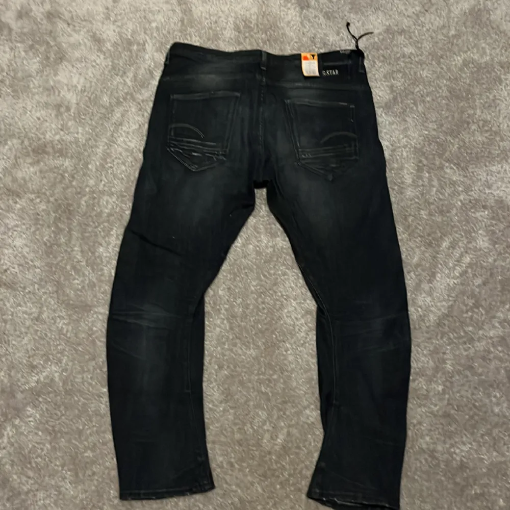 Tja. Säljer nu dessa sprillans nya g star raw jeans med tags kvar. Färgen på dessa jinz är lite ljusare än på bilderna och har sköna naturliga revor. Nypriset ligger på ca 2000kr men säljer dessa för endast 549kr. Tveka inte att ställa några frågor . Jeans & Byxor.