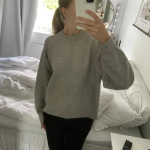 Stickad tröja  - Säljer nu min jättefina stickade tröja från hm i beige, i jättebra skick!😊skriv vid frågor eller fler bilder 