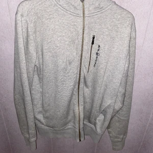 Sail racing hoodie  - Säljer min sail racing hoodie för jag använder den inte längre. Bra skick. Nypris 1500kr. Spris kan diskuteras vid snabb affär 