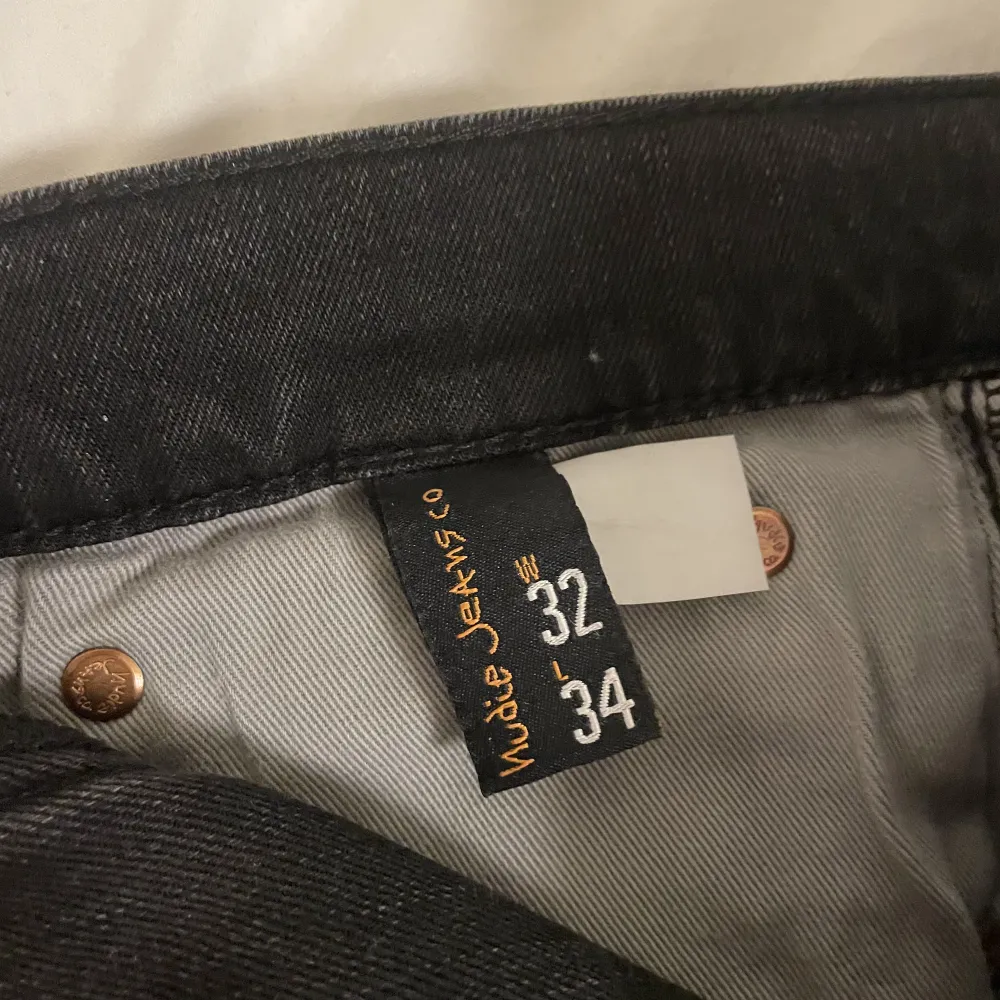 Tja, säljer dessa nudie jeans i storlek 32/34. Dom är använda typ 7 gånger så iprincip nyskick. Kom dm om ni har nå frågor eller för fler bilder!. Jeans & Byxor.