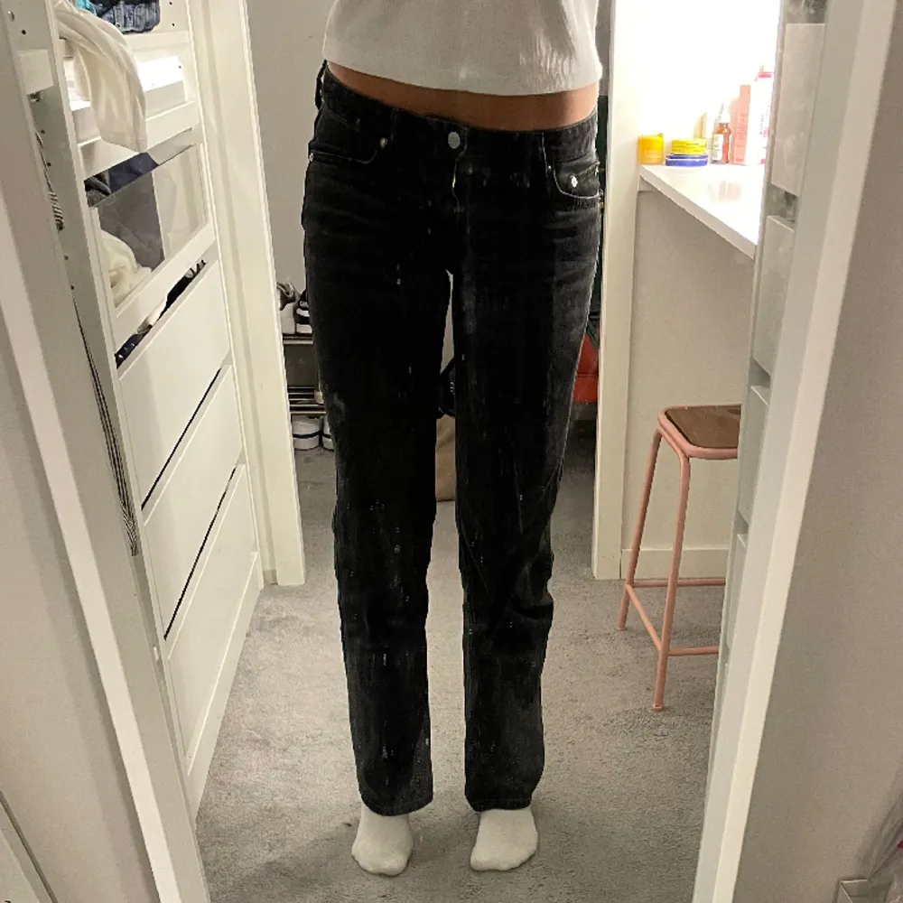 Lågmidjade svarta raka jeans i modellen ”arrow” från weekday. Mycket använda men i superbra skick. . Jeans & Byxor.