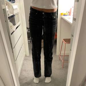 Lågmidjade svarta raka jeans i modellen ”arrow” från weekday. Mycket använda men i superbra skick. 