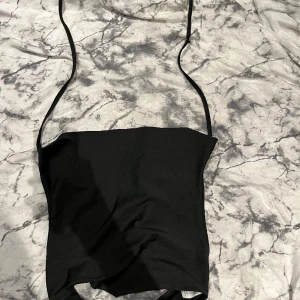 Svart topp - Säljer en svart topp från shein i stl. S. Jätte fin och endast använd en gång🥰 säljer för 60kr+frakt. (Kan i vissa fall mötas upp)