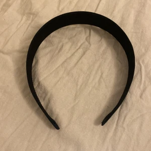 Svart diadem🐝 - Bra skick,Sthlmstil. Super söt för en varm sommar eller en kall vinter 🐝