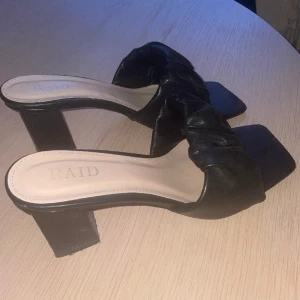 Svarta skinnklackskor - snygga klackskor som är sköna att ha på sig!  Är i en bredpassform så passar dig som har lite bredare fötter!  klackhöjden är cirka 6cm med en lite bredare klack🥰 Använt varsamt (se bilder) 