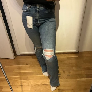 Zara jeans - Zara jeans i storlek 38(funkar även för 36) som ej säljs längre. Endast testade, har även kvar lappen🥰 Har en liten defekt på bild tre men annars helt perfekta Köpta för 359 men pga defekten är priset sänkt🥰  Skriv för mer bilder