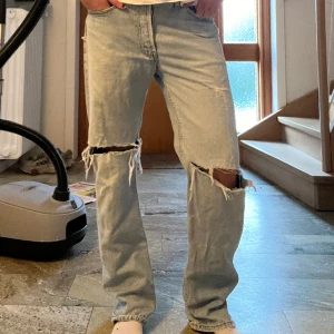 Vintage levis 501 - Vintage levis 501 jeans i bra skick. Står ingen exakt storlek men passar mellan 36 och några storlekar uppåt beroende på passform. (Jag har oftast 36)