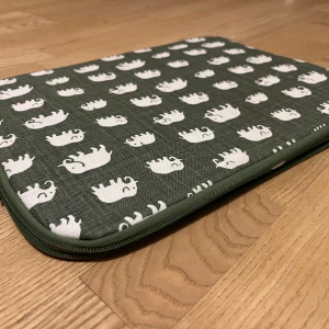 svenskt tenn datafodral  - Ett grönt datafodral från svenskt tenn!! Har min MacBook air i. Är i nyskick och har inga defekter, hör av er för frågor 🌟 köpt i butik - nypris 1300:-