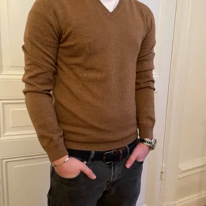 Bläck sweatshirt 100% merinoull  - Bläck sweatshirt v-ringad i 100% merinoull Jävligt passande nu till våren   Skick 9/10