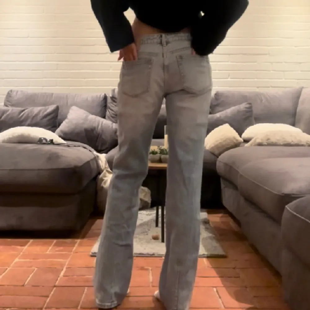 Skitsnygga jeans som tyvärr är för stora för mig. Endast använda en gång, har inga defekter, midjemått rakt över ca 39cm, Innerbenslängd ca 79cm, jag är 165cm🤍🤍. Jeans & Byxor.