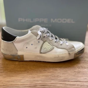 Philipe Model skor - Hej säljer dessa åt en vän väldigt populära hör gärna av dig vid intresse pris går att diskuteras vid en snabbaffär kvitto hittas ej men original lådan nedkommer i köpet!