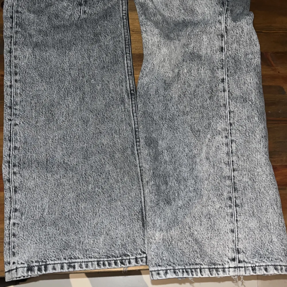 Säljer nu dessa trendiga eftertraktade hope rush jeans. Säljs pga att dom inte längre passar min still. Skick 8/10. Jeans & Byxor.