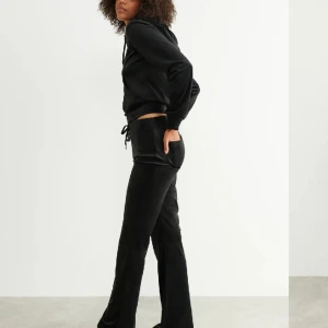 Velour byxor från Gina tricot 😍💞 - Säljer dessa velour byxor från Gina tricot i storlek Xxs, då jag inte har användning av de längre😻💞 De är i fint skick och därför säljer jag de för 80 kr💞🥰 