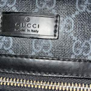 Jag säljer en helt oanvänd Gucci väska eftersom att jag inte har användning av den längre.(A kopia). Skriv till mig om du vill ha fler bilder eller vid intresse. Pris kan diskuteras.