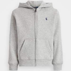 En Ralph lauren zip Hoodie som är i obefintligt skick säljer den pågrund av att den inte passar