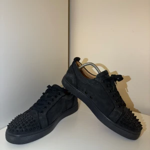 Christian Louboutin St:43 - Säljer mina marinblåa Christian Louboutin i storleken 43. Endast använda en gång därav i väldigt fint skick. Nypris ca 9000kr, mitt pris 4499kr finns kvitto