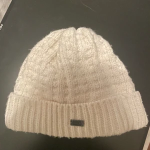 VIT STICKAD MÖSSA FRÅN BULA - Vit mössa i bra skick. Märket är Bula. Den är så skön och värmande och perfekt nu till vinern. Nypris 280kr