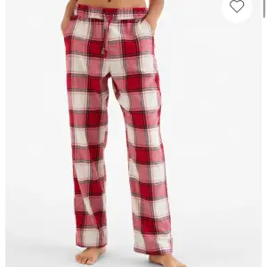 Säljer dessa pyjamasbyxor som är helt oanvända. Helt slutsålda i butik o säljer då de va för långa❤️ köpta för 299 o säljer för samma pris men pris kan diskuteras hör av er vid frågor mm❤️ passar någon som är runt 170-174 ungefär❤️