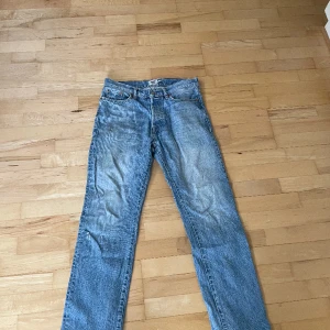 Jeans från lager 157 W29 L32 - Har ett litet hål på ena knäet men annars är den i bra skick 