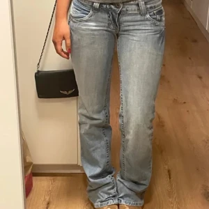 Lågmidjade jeans  - Säljer vidare dessa ljusblå jeans som jag köpt här på plick eftersom de tyvärr inte passade mig. bilderna är från tidigare säljare skriv privat för egna 
