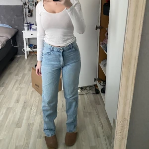 Jeans - Raka ljusblåa jeans från bershka. Använda få gånger.